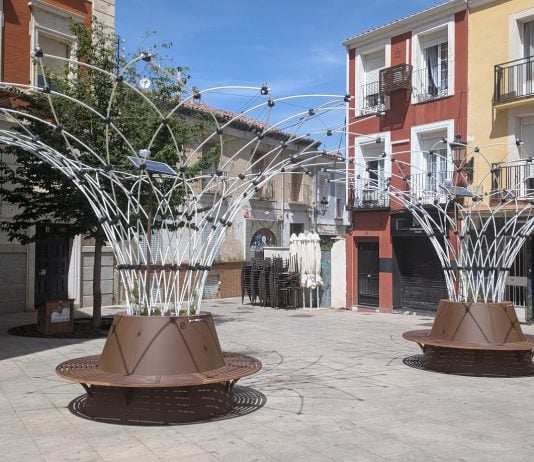 Sombrajos tecnológicos los que se han plantado en varios puntos de Guadalajara, a la espera de que las enredaderas que los justifican prosperen. (Foto: La Crónic@)