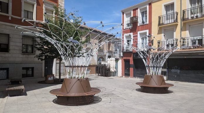 Sombrajos tecnológicos los que se han plantado en varios puntos de Guadalajara, a la espera de que las enredaderas que los justifican prosperen. (Foto: La Crónic@)