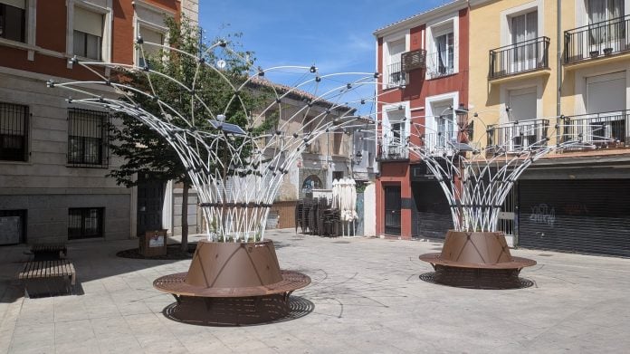 Sombrajos tecnológicos los que se han plantado en varios puntos de Guadalajara, a la espera de que las enredaderas que los justifican prosperen. (Foto: La Crónic@)