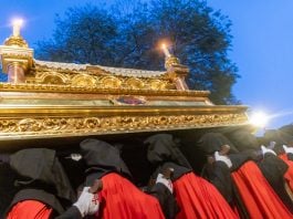 Una de las cofradías participantes en la procesión del Silencio, el Viernes Santo, en Guadalajara.