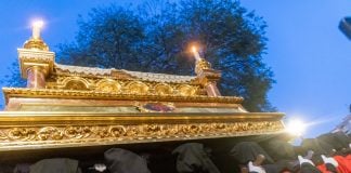 Una de las cofradías participantes en la procesión del Silencio, el Viernes Santo, en Guadalajara.