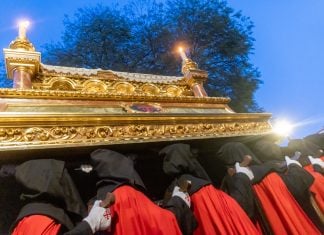 Una de las cofradías participantes en la procesión del Silencio, el Viernes Santo, en Guadalajara.