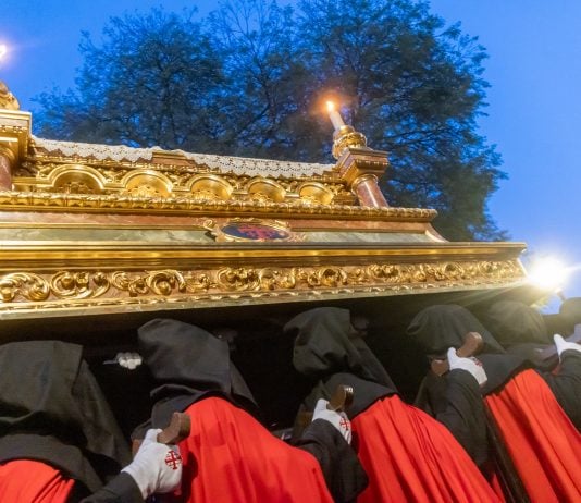 Una de las cofradías participantes en la procesión del Silencio, el Viernes Santo, en Guadalajara.