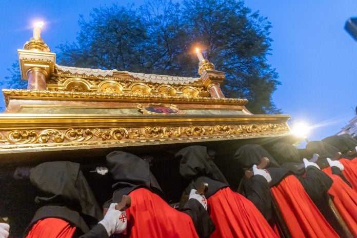 Una de las cofradías participantes en la procesión del Silencio, el Viernes Santo, en Guadalajara.