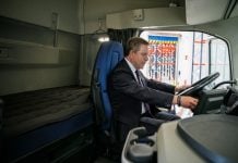 Page inaugura una nave de logística Page, al volante de un camión durante la inauguración de una nave de logística en Chiloeches el 29 de mayo de 2026.