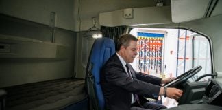 Page inaugura una nave de logística Page, al volante de un camión durante la inauguración de una nave de logística en Chiloeches el 29 de mayo de 2026.