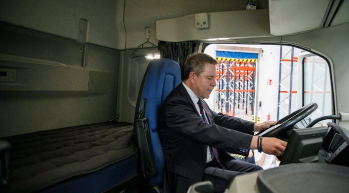 Page, al volante de un camión durante la inauguración de una nave de logística en Chiloeches el 29 de mayo de 2026.