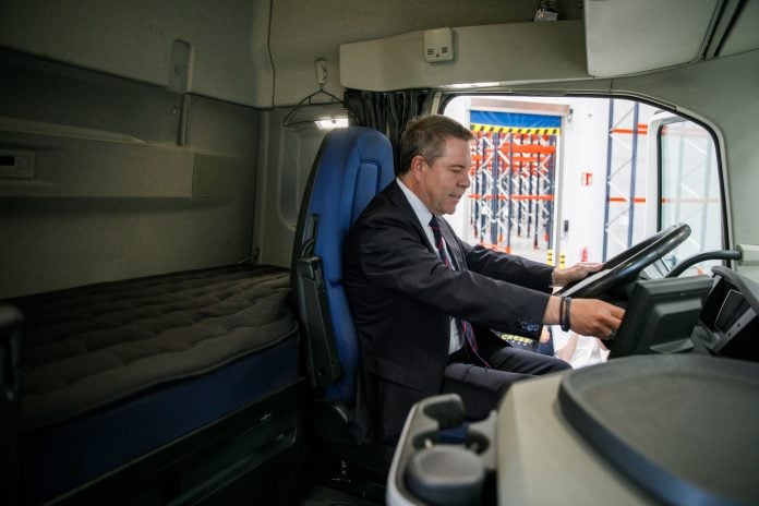 Page, al volante de un camión durante la inauguración de una nave de logística en Chiloeches el 29 de mayo de 2026.