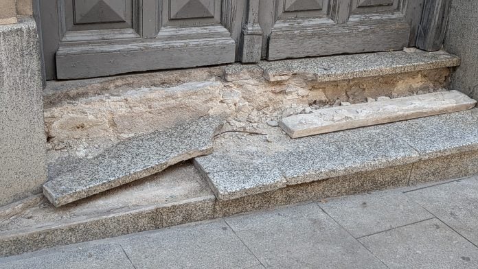 Acceso, destrozado, al Ateneo Municipal, el 20 de mayo de 2026. (Foto: La Crónic@)