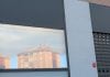 Los locales comerciales podrán adaptarse más fácilmente a pisos en Guadalajara Bloque de viviendas reflejado en un local comercial de Guadalajara. (Foto: La Crónic@)