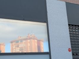 Bloque de viviendas reflejado en un local comercial de Guadalajara. (Foto: La Crónic@)