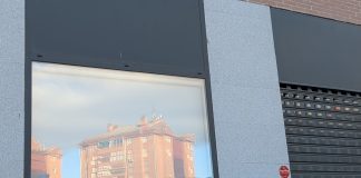Bloque de viviendas reflejado en un local comercial de Guadalajara. (Foto: La Crónic@)