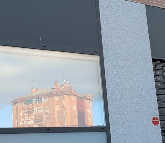 Bloque de viviendas reflejado en un local comercial de Guadalajara. (Foto: La Crónic@)