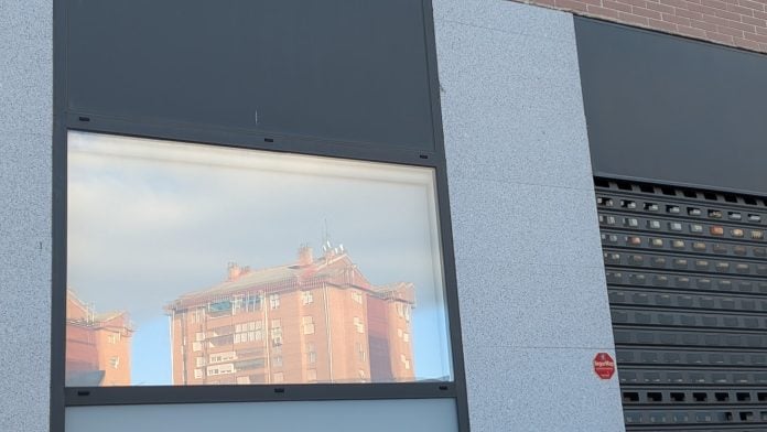 Bloque de viviendas reflejado en un local comercial de Guadalajara. (Foto: La Crónic@)