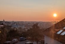Nos quedan muchos días de calor inusual El intenso calor está haciéndose notar por media Europa, como en la localidad austríaca de Melk, junto al Danubio. (Foto; La Crónic@)