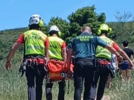 Anciano evacuado en las Cárcavas el 23 de mayo de 2026.