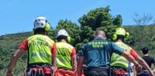 Anciano evacuado en las Cárcavas el 23 de mayo de 2026.