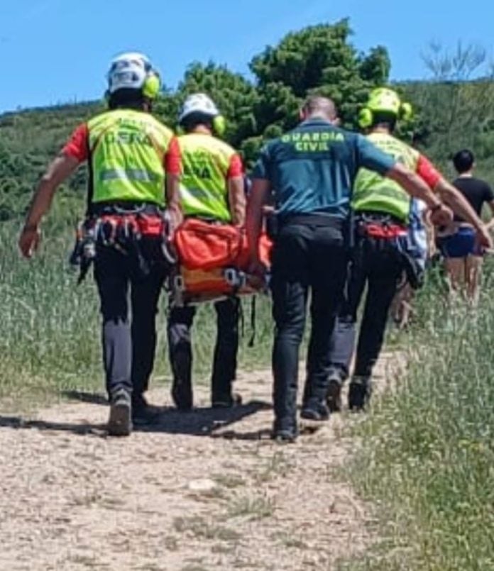 Anciano evacuado en las Cárcavas el 23 de mayo de 2026.
