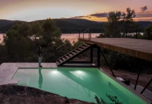 En Peñalagos hay una casa que es de premio La Casa embarcadero de Peñalagos está integrada en el entorno.