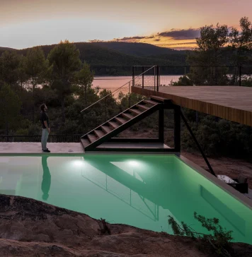 En Peñalagos hay una casa que es de premio La Casa embarcadero de Peñalagos está integrada en el entorno.