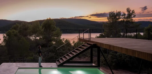 En Peñalagos hay una casa que es de premio La Casa embarcadero de Peñalagos está integrada en el entorno.