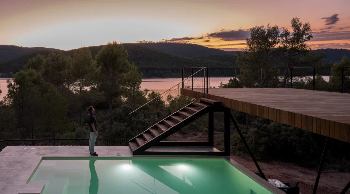 En Peñalagos hay una casa que es de premio La Casa embarcadero de Peñalagos está integrada en el entorno.