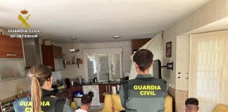 Detenidos por la Guardia Civil en un chalé de la urbanización Caraquiz, en Uceda.