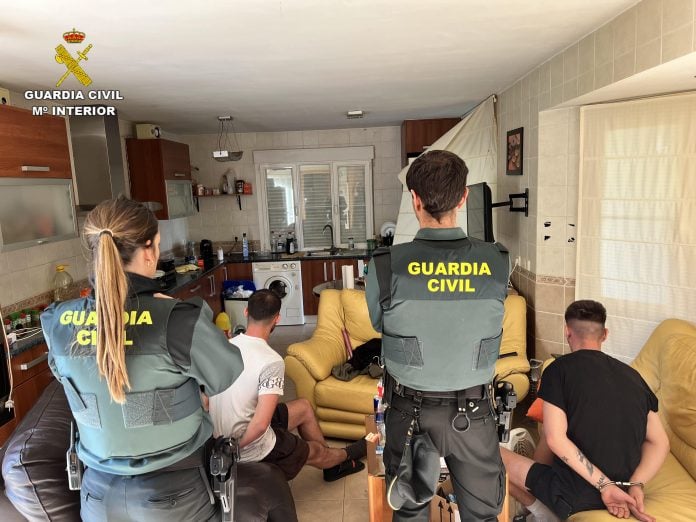 Detenidos por la Guardia Civil en un chalé de la urbanización Caraquiz, en Uceda.