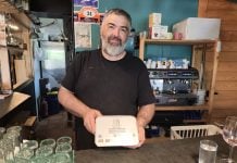 ADEL Sierra Norte reparte 50.000 envases sostenibles para apoyar a la hostelería rural Envases distribuidos por ADEL.