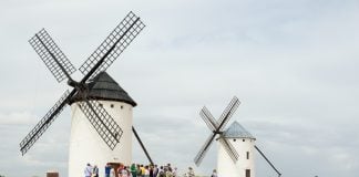 Viajeros procedentes de Madrid, visitan una bodega de vino en Campo de Criptana, en 2022.