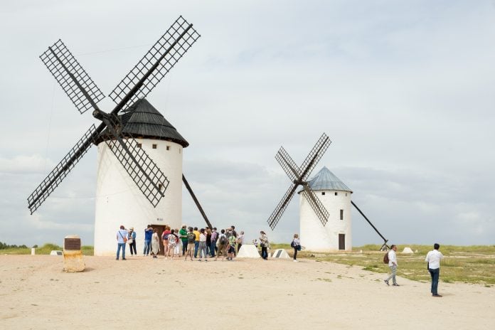 Viajeros procedentes de Madrid, visitan una bodega de vino en Campo de Criptana, en 2022.
