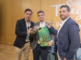 El concejal de Medio Ambiente, José Luis Alguacil; el concejal de Servicios Municipales, David García; y el gerente de Ecovidrio en Castilla-La Mancha, Carlos del Corte Revuelta. EUROPA PRESS 06/5/2026