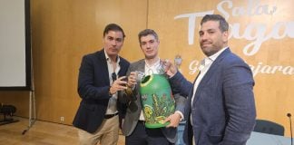 El concejal de Medio Ambiente, José Luis Alguacil; el concejal de Servicios Municipales, David García; y el gerente de Ecovidrio en Castilla-La Mancha, Carlos del Corte Revuelta. EUROPA PRESS 06/5/2026