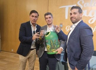 El concejal de Medio Ambiente, José Luis Alguacil; el concejal de Servicios Municipales, David García; y el gerente de Ecovidrio en Castilla-La Mancha, Carlos del Corte Revuelta. EUROPA PRESS 06/5/2026
