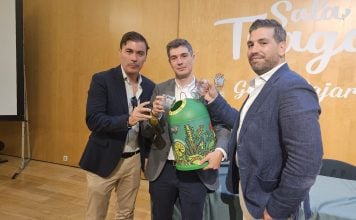 El concejal de Medio Ambiente, José Luis Alguacil; el concejal de Servicios Municipales, David García; y el gerente de Ecovidrio en Castilla-La Mancha, Carlos del Corte Revuelta. EUROPA PRESS 06/5/2026