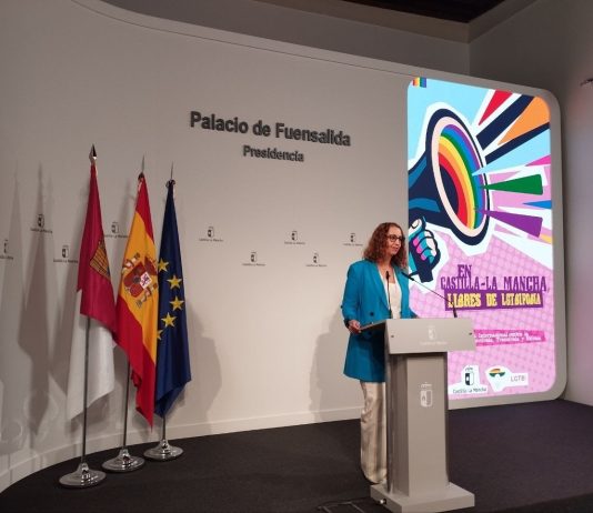 La consejera de Igualdad de Castilla-La Mancha, Sara Simón, en la presentación de los primeros reconocimientos con motivo del Día Internacional contra la Homofobia, Transfobia y Bifobia.