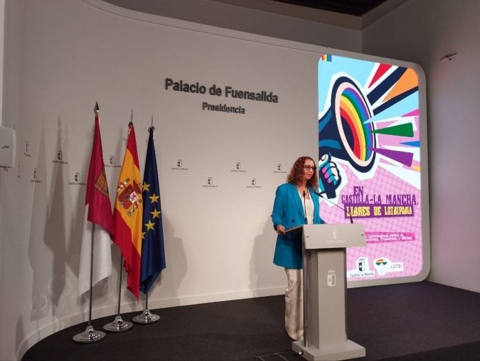 La consejera de Igualdad de Castilla-La Mancha, Sara Simón, en la presentación de los primeros reconocimientos con motivo del Día Internacional contra la Homofobia, Transfobia y Bifobia.