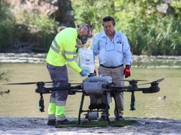 Dron de fumigación contra la mosca negra en Toledo.