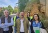 Problema y solución en una misma foto tras 20 años de espera El concejal Santiago López Pomeda en la visita a las obras del talud inestable junto al Multiusos.