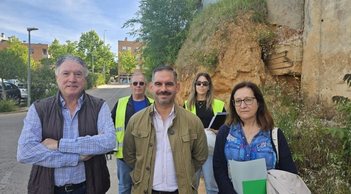 El concejal Santiago López Pomeda en la visita a las obras del talud inestable junto al Multiusos.