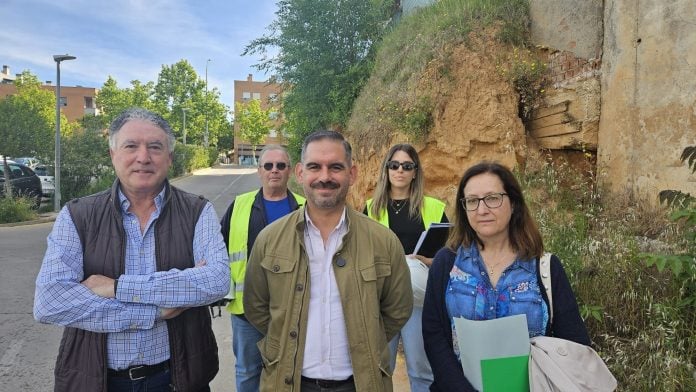 El concejal Santiago López Pomeda en la visita a las obras del talud inestable junto al Multiusos.