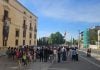 Los dos bandos, ante el Museo de Guadalajara. (Foro: EP)