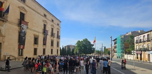 La exposición «blasfema» que aún no has visto provoca reacciones enfrentadas a las puertas del Infantado Los dos bandos, ante el Museo de Guadalajara. (Foro: EP)