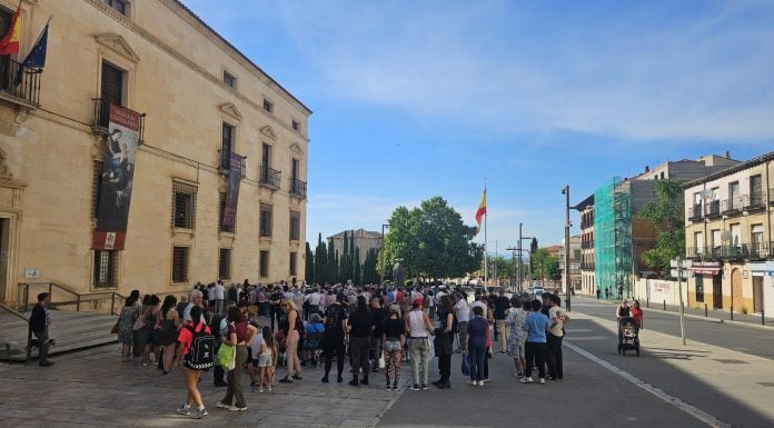 La exposición «blasfema» que aún no has visto provoca reacciones enfrentadas a las puertas del Infantado Los dos bandos, ante el Museo de Guadalajara. (Foro: EP)