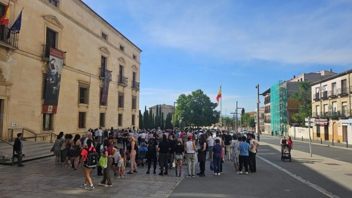 Los dos bandos, ante el Museo de Guadalajara. (Foro: EP)
