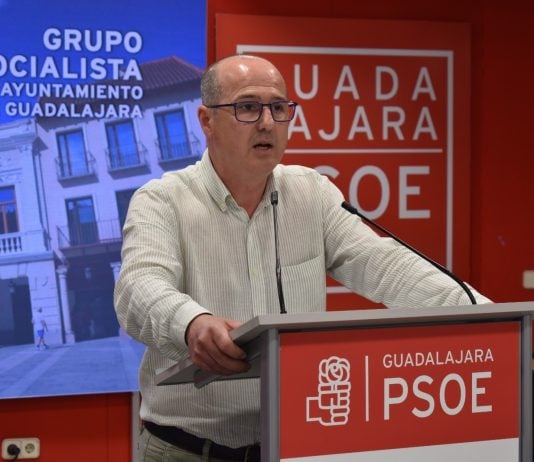 El concejal socialista Alberto Rojo en rueda de prensa en la sede del PSOE.