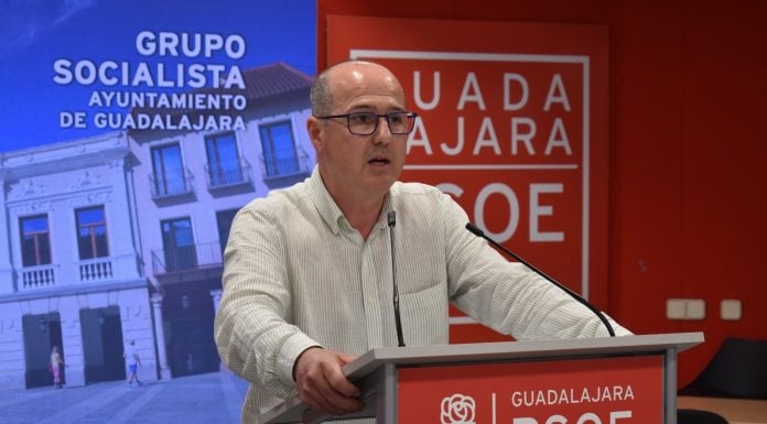 Alberto Rojo prometió una Estación de Autobuses renovada y ahora le echa la culpa a Guarinos El concejal socialista Alberto Rojo en rueda de prensa en la sede del PSOE.