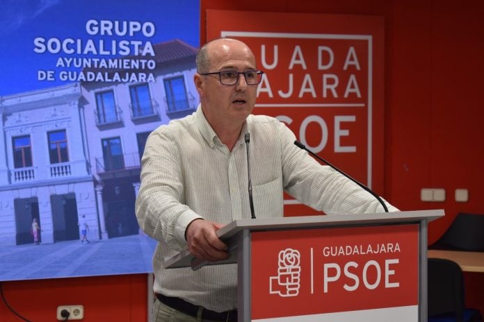 El concejal socialista Alberto Rojo en rueda de prensa en la sede del PSOE.