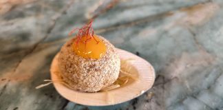 Tapa 'Suflado de trigo relleno de demiglace de cordero, yema curada y chili', de Las Horneras de Cobeta.