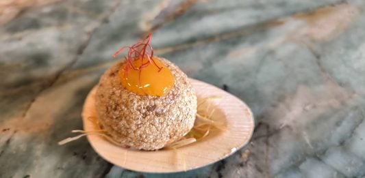Tapa 'Suflado de trigo relleno de demiglace de cordero, yema curada y chili', de Las Horneras de Cobeta.
